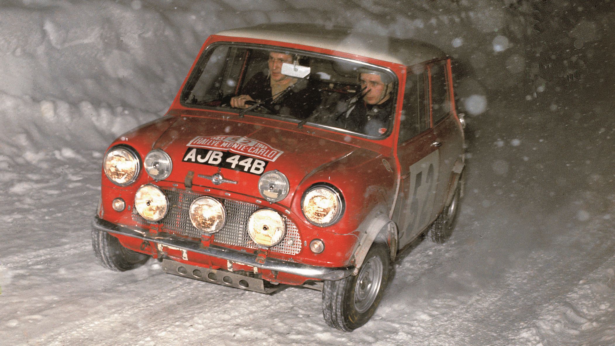 2103x1183, 433 Kb / автомобиль, классика, ретро, Mini Cooper, ралли, снег, красный