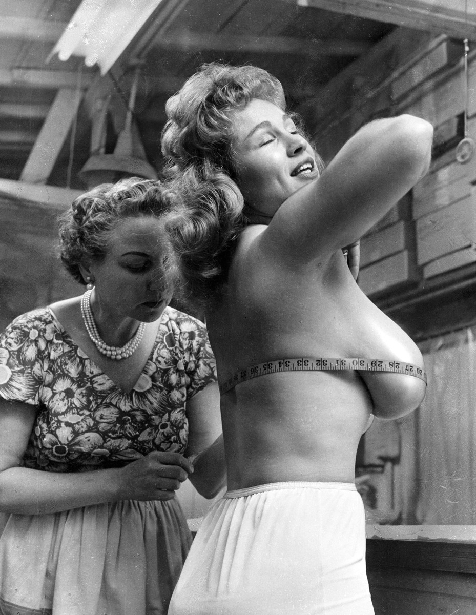 929x1200, 310 Kb / замер, дюйм, лента, сорочка, лампа, кудри, ч/б, Virginia Bell