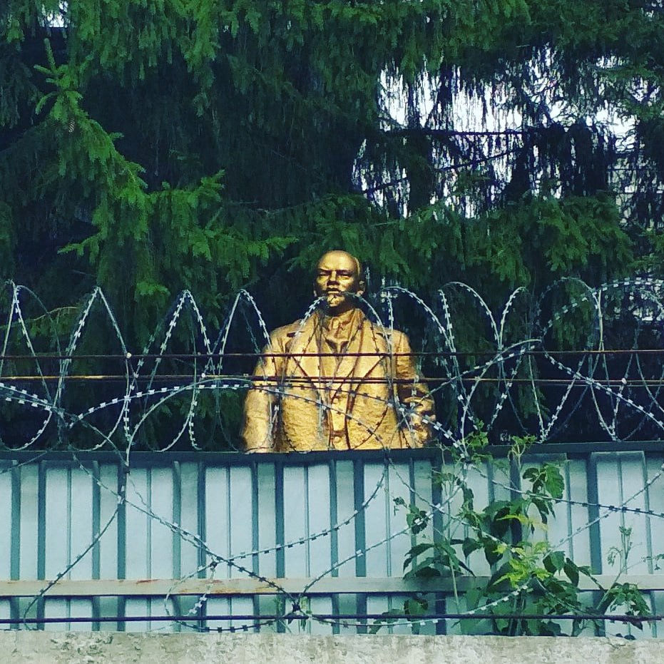 931x931, 229 Kb / Забор, профнастил, проволока, колючка, колючая проволока, Ленин, памятник, егоза