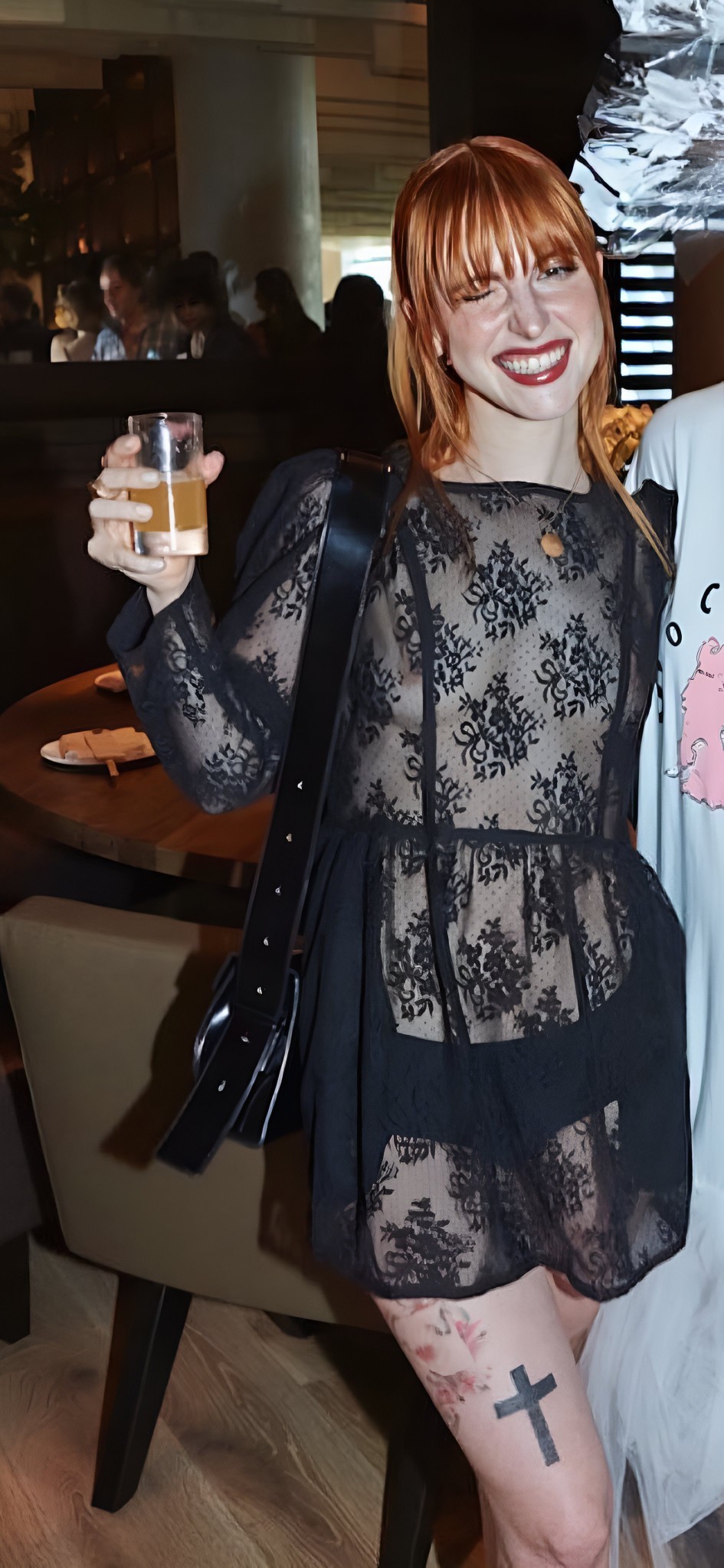 945x2048, 334 Kb / Hayley Williams, платье, прозрачное, стакан, улыбка, тату, крест, сумка, бар, кафе, стол, рыжая