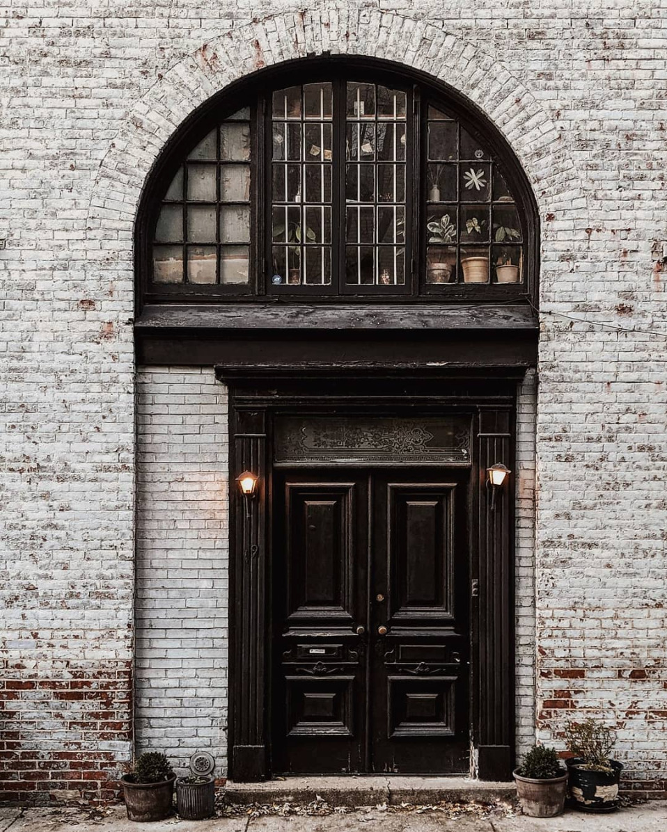 958x1196, 487 Kb / Двери, арка, кирпич, фонари, горшки, вазоны, растения, архитектура