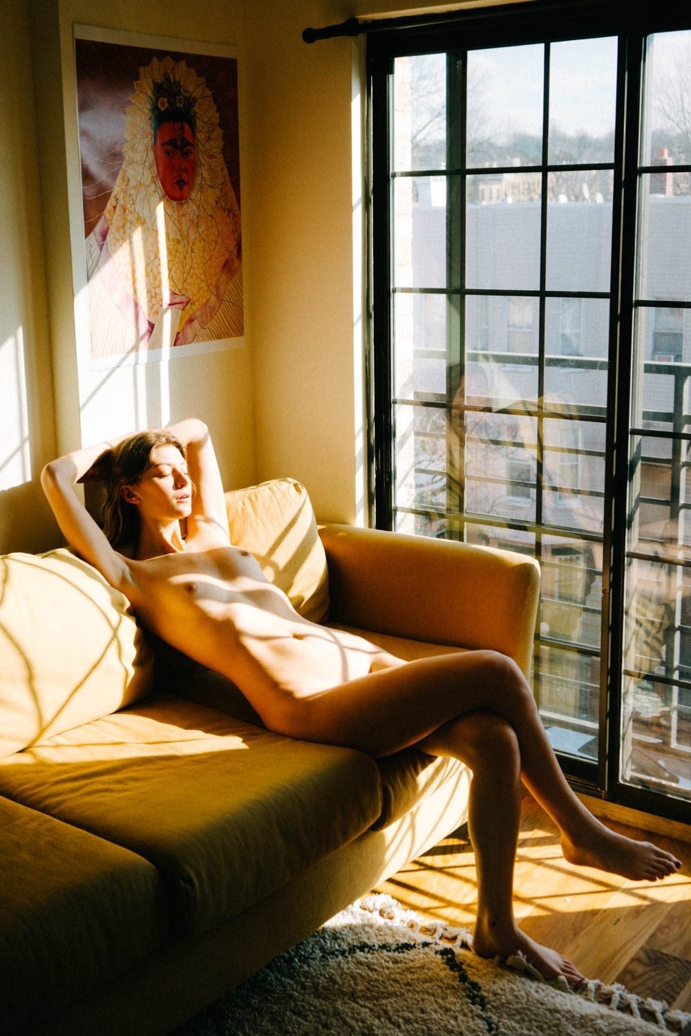 1000x1499, 259 Kb / Диван, голая, картина, окно, солнце, свет, ковёр, паркет