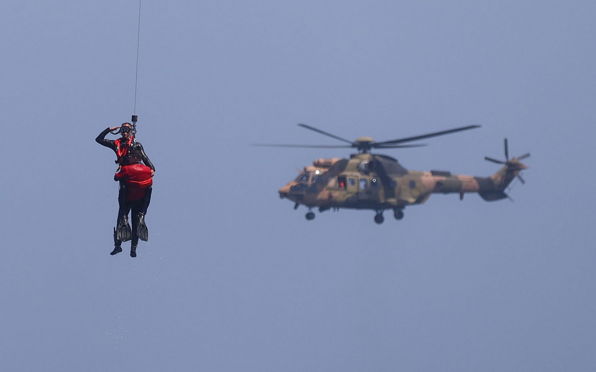 1200x749, 69 Kb / Турция, вертолет, ласты