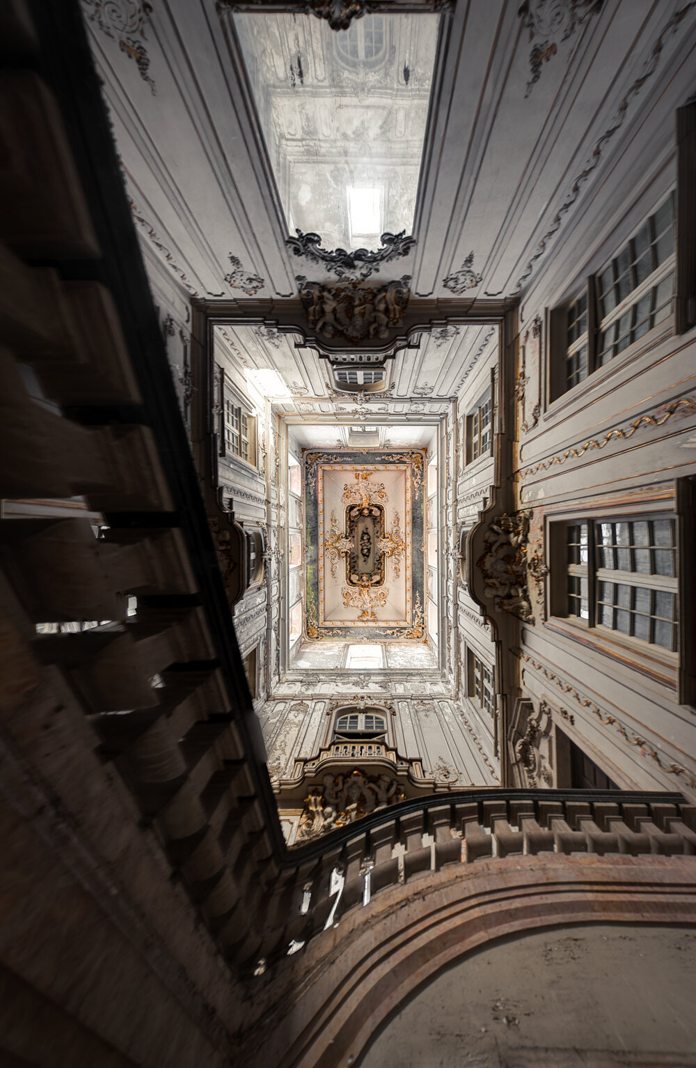 1000x1533, 324 Kb / Лестница, лепнина, дворец, роспись, дизайн, архитектура, перила, окна, снизу вверх, заброшка,