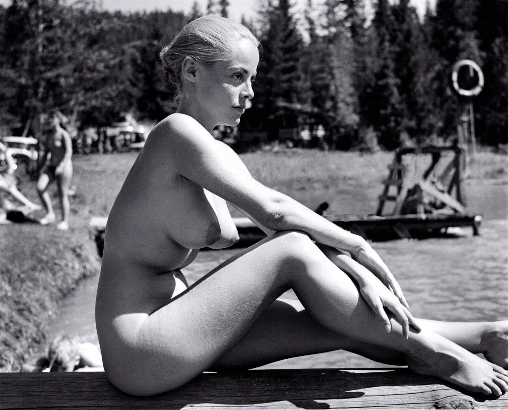 1024x826, 221 Kb / Diane Webber, голая, ч/б, пляж, пирс, причал, бревно, ретро