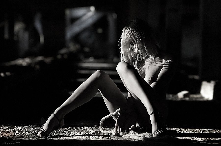 900x595, 73 Kb / ч/б, ножки, тень