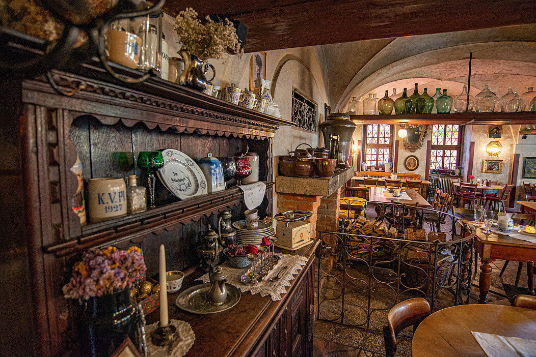 1052x702, 402 Kb / интерьер, буфет, стол, бутылки, камин, решетка, ограждение