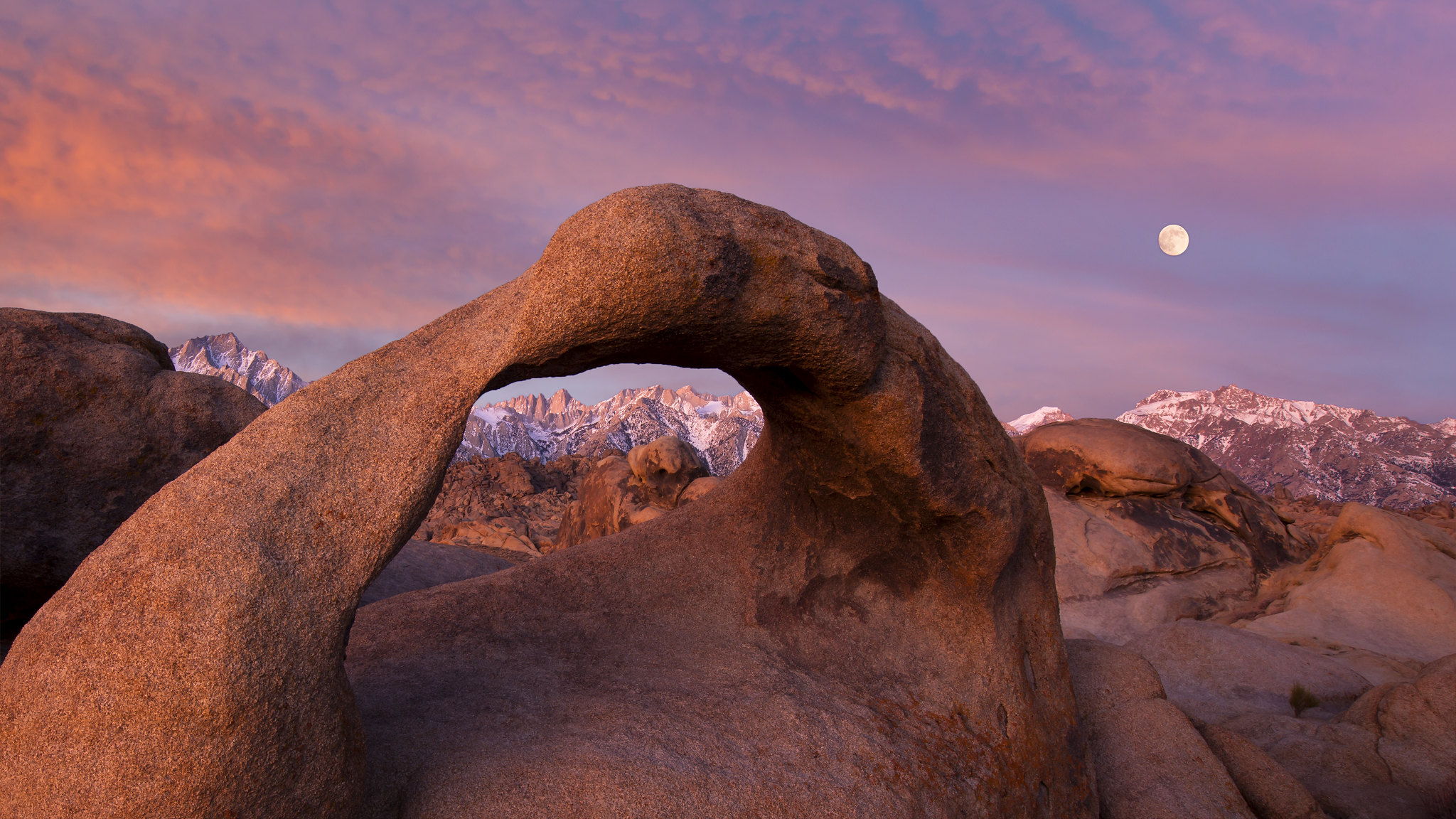 2048x1152, 586 Kb / камни, горы, луна, Арка Мебиуса, Восточная Сьерра