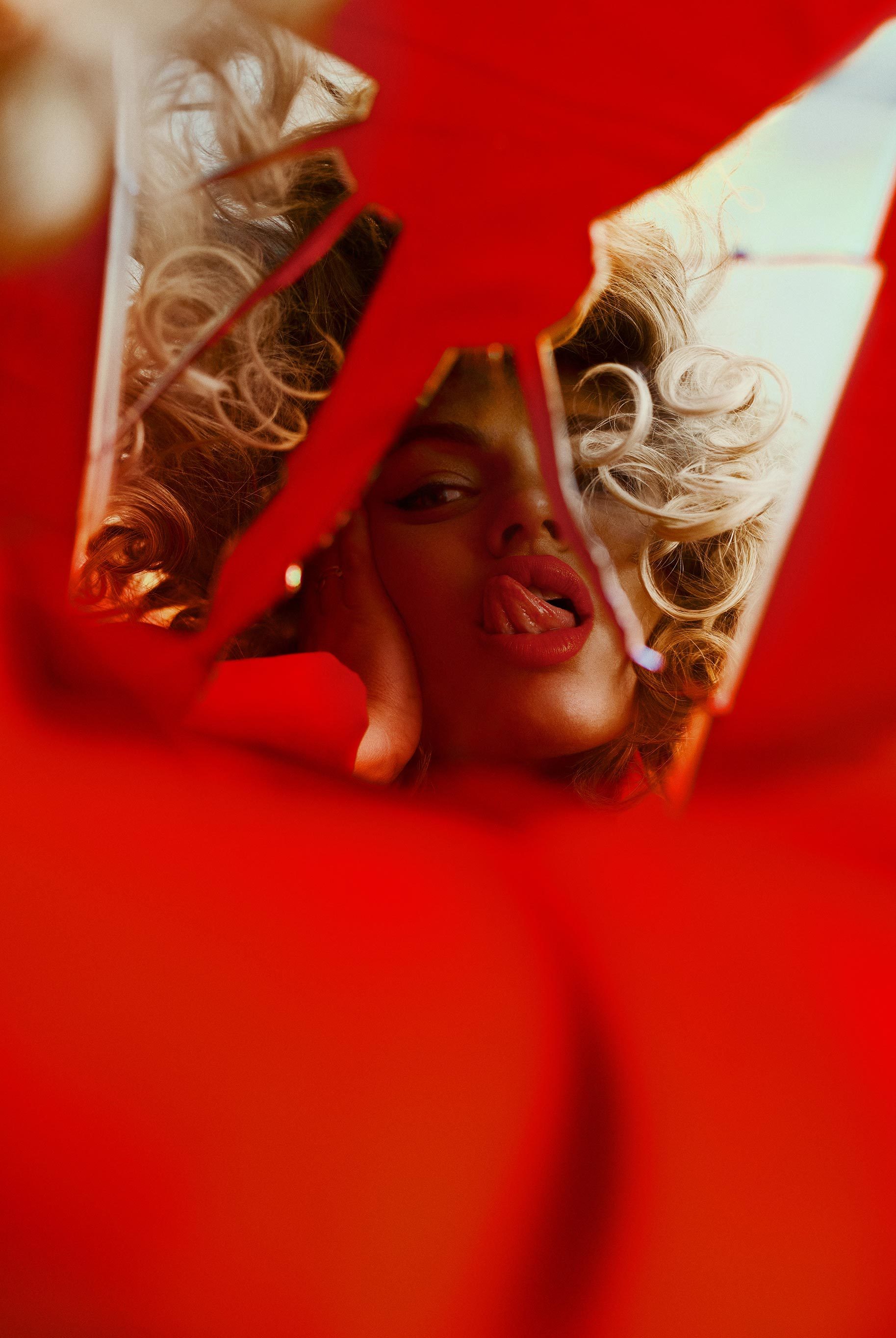 1827x2727, 398 Kb / зеркало, осколки, красный, язык, блондинка, кудри