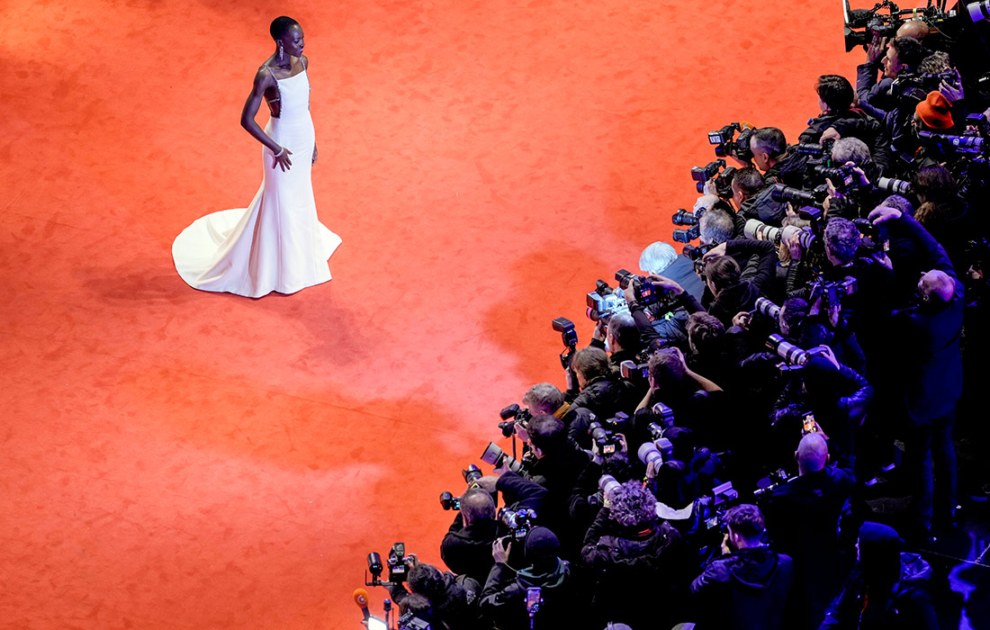 1100x700, 200 Kb / платье, фотограф, папарацци, Берлин, фестиваль, Германия