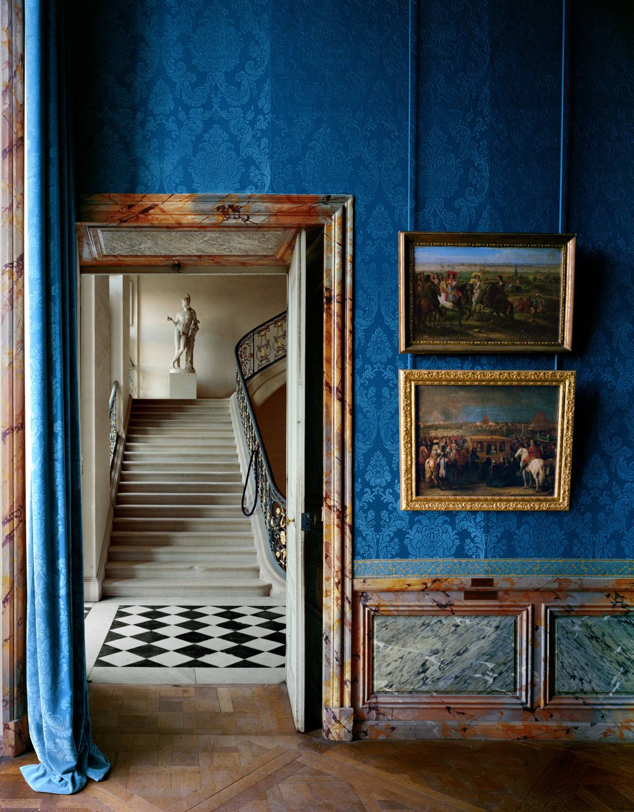 1280x1639, 322 Kb / Картины, статуя, скульптура, лестница, перила, интерьер, штора, портьера, дверь