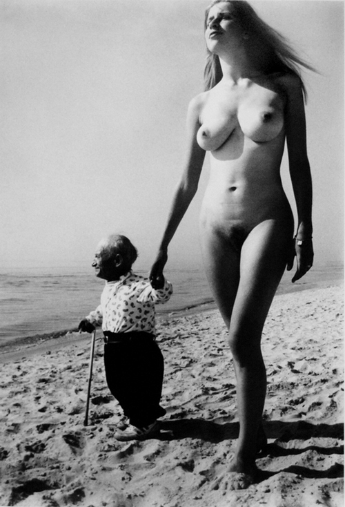 500x734, 169 Kb / море, берег, карлик, сиськи , Фотограф Ромуальдас Пожерскис, ч/б, огромная  женщина