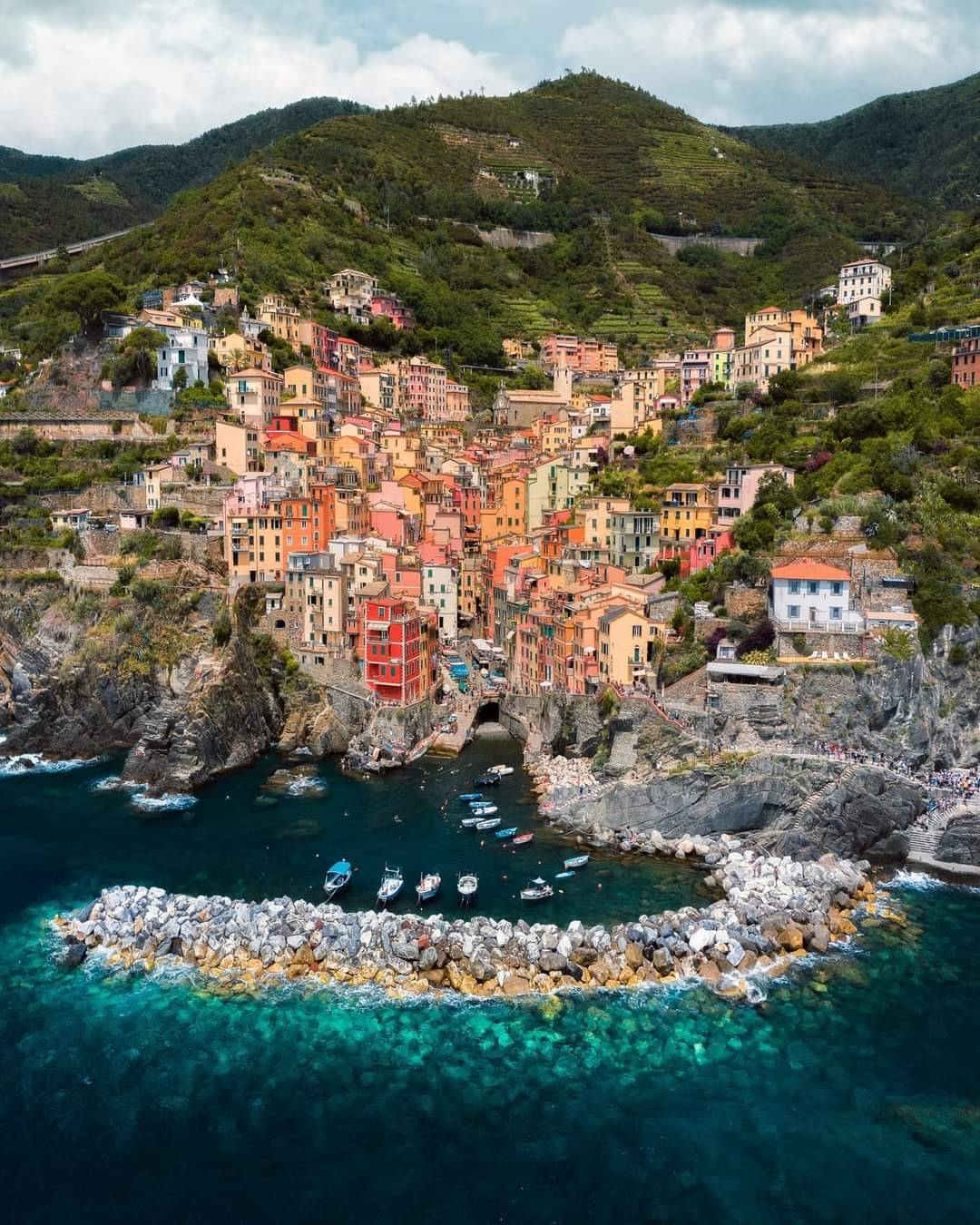 1080x1350, 252 Kb / Риомаджоре, Италия, город, горы, камни, лодка, берег