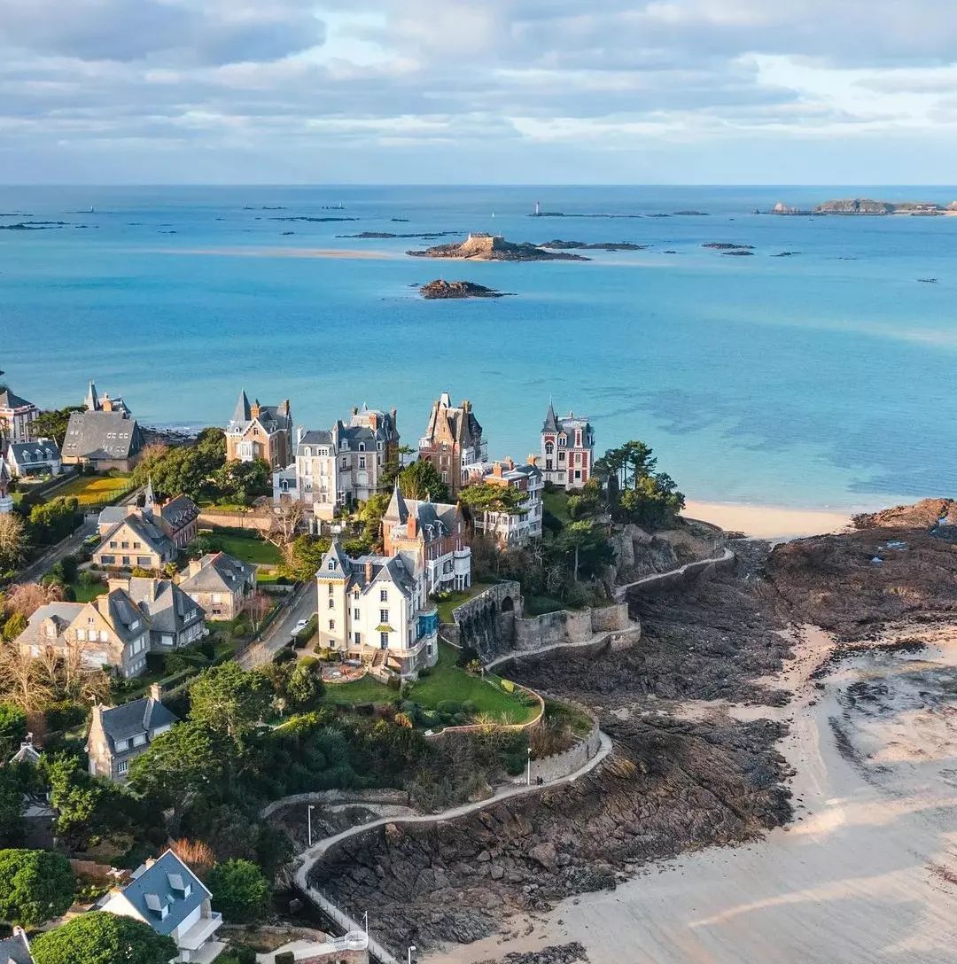 1080x1088, 238 Kb / Франция, Сен-Мало. Saint-Malo, дома, здания, город, океан