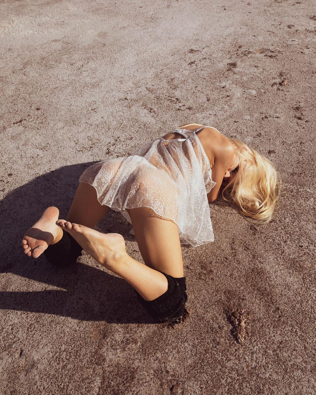 1080x1350, 577 Kb / блондинка, раком, попка, прозрачное, песок