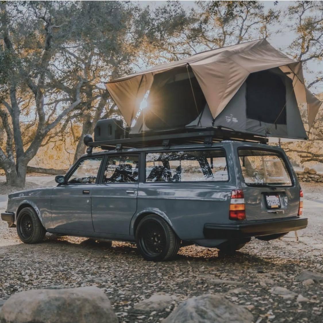 1125x1124, 174 Kb / автомобиль, классика, ретро, палатка, универсал, volvo