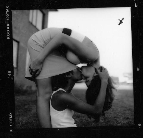 480x464, 23 Kb / ч/б, поцелуй, юбка