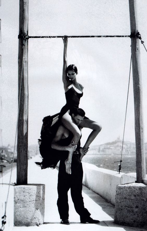 564x884, 68 Kb / двое, мужчина, женщина, на плечах, столбы, перекладина, рюкзак, ч/б