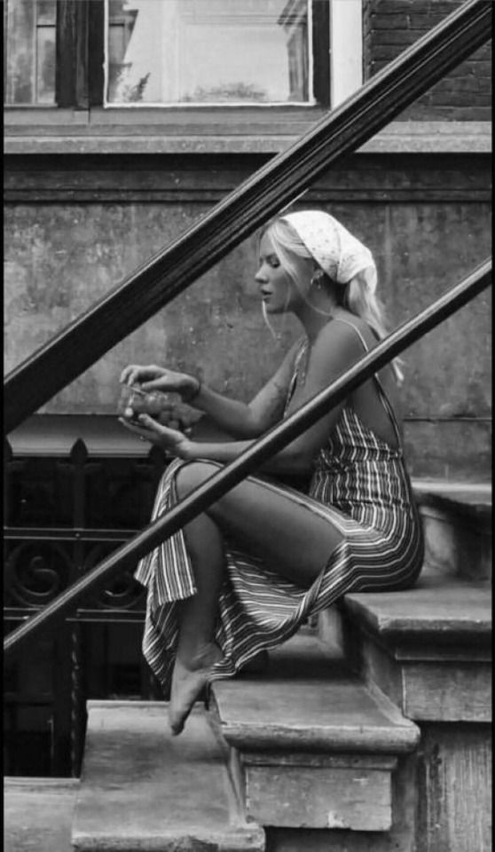 558x960, 71 Kb / женщина, блондинка, ступени, сарафан, полоска, платок, косынка, окно, ч/б, лестница