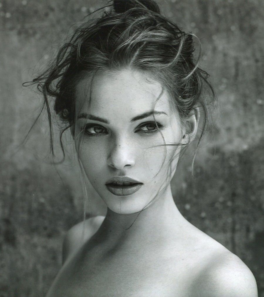 900x1012, 119 Kb / девушка, взгляд, прическа, ч/б, портрет