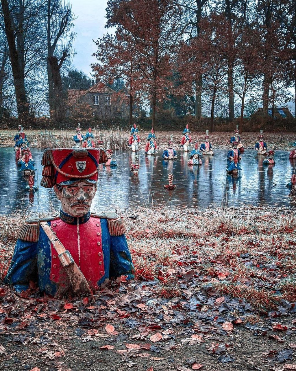 1024x1280, 521 Kb / Бельгия, парк, солдат, заброшка