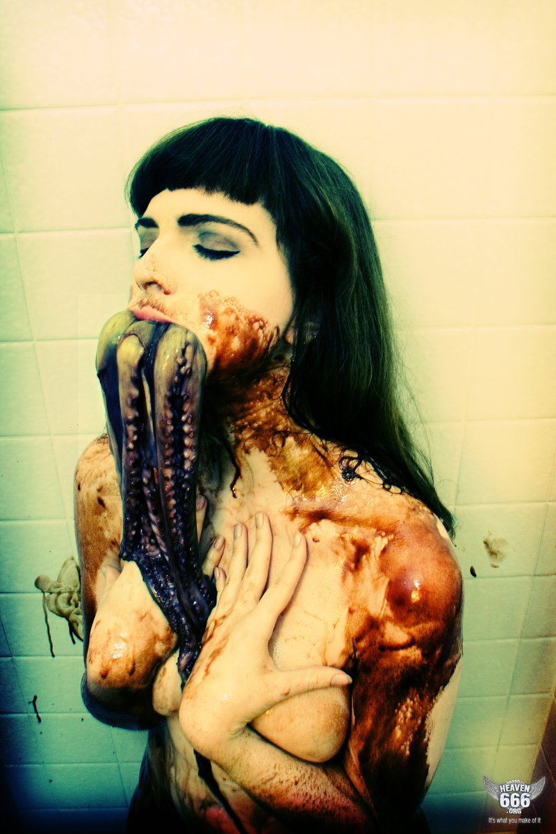 800x1200, 147 Kb / осьминог, щупальца, брюнетка, грязь