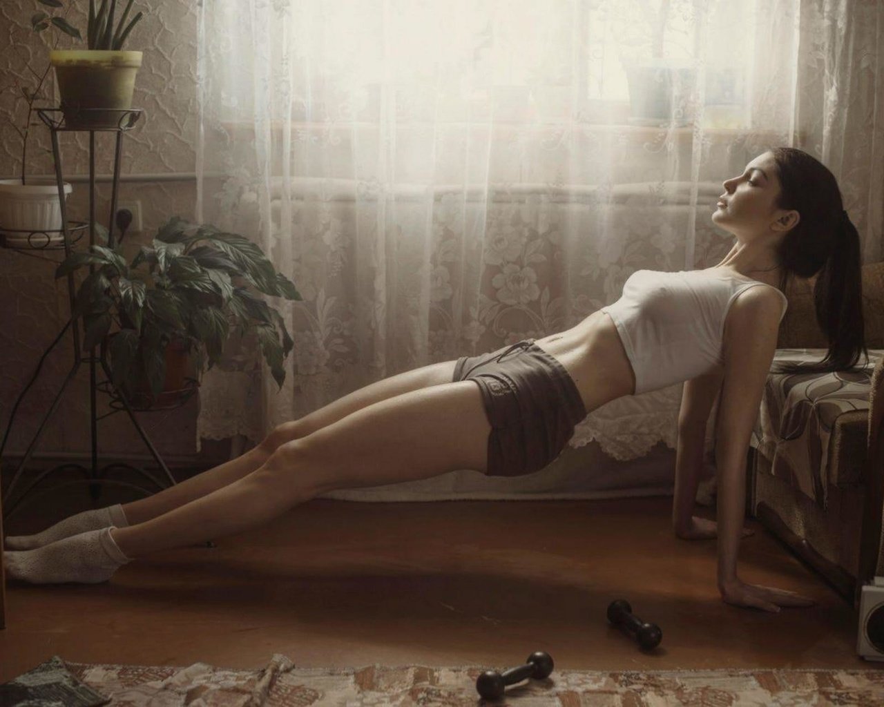 1280x1024, 134 Kb / Зарядка, стойка, тюль, гантели