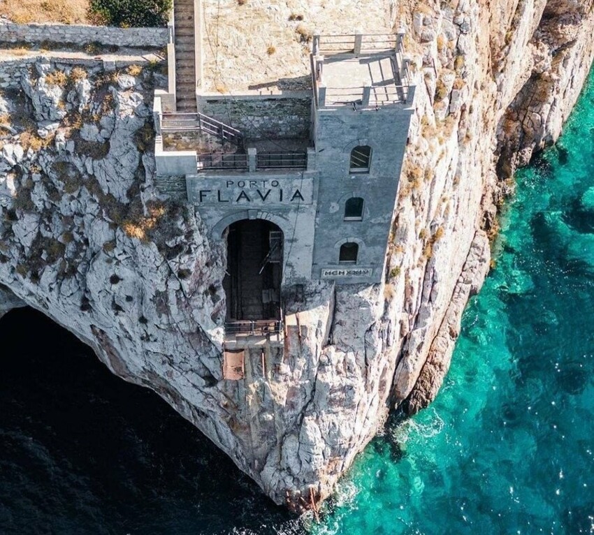 850x766, 227 Kb / Италия, Порто-Флавиа, горы, скакалы