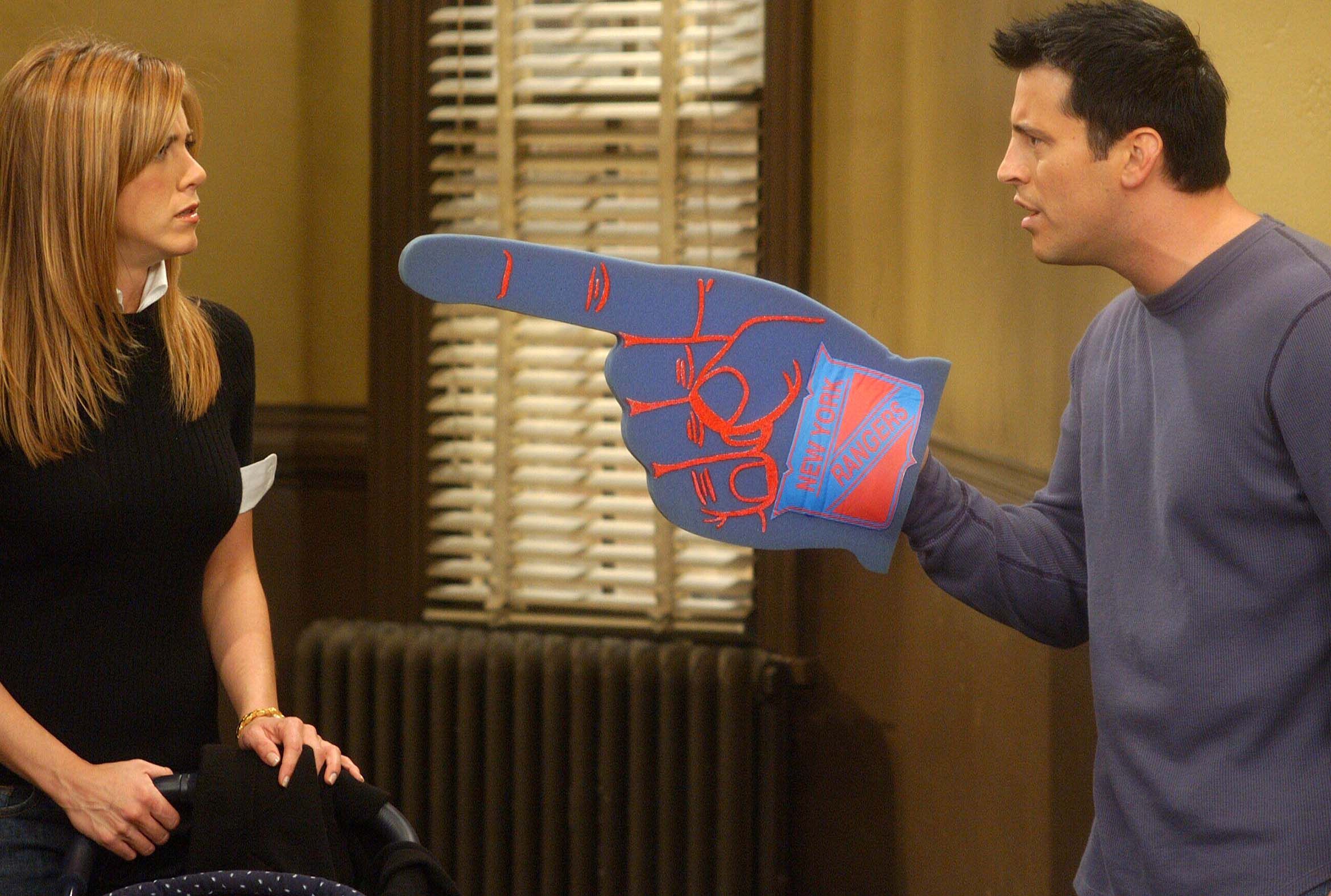 2340x1575, 359 Kb / палец, друзья