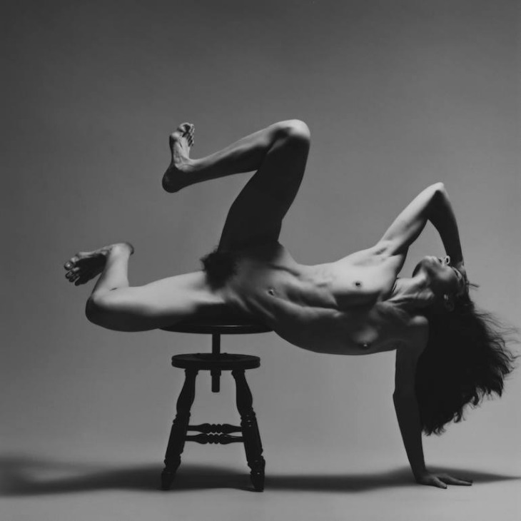 730x730, 52 Kb / ч/б, голая, лохматая, мохнатка, стул, табурет, раскоряка, поза