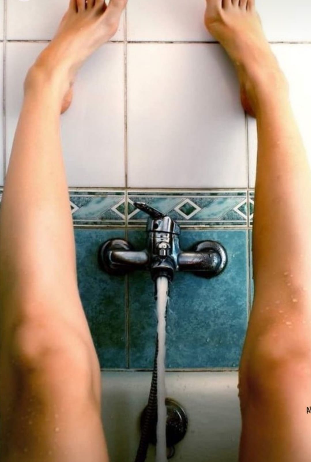 1079x1602, 104 Kb / ноги, кран, струя, вода, плитка