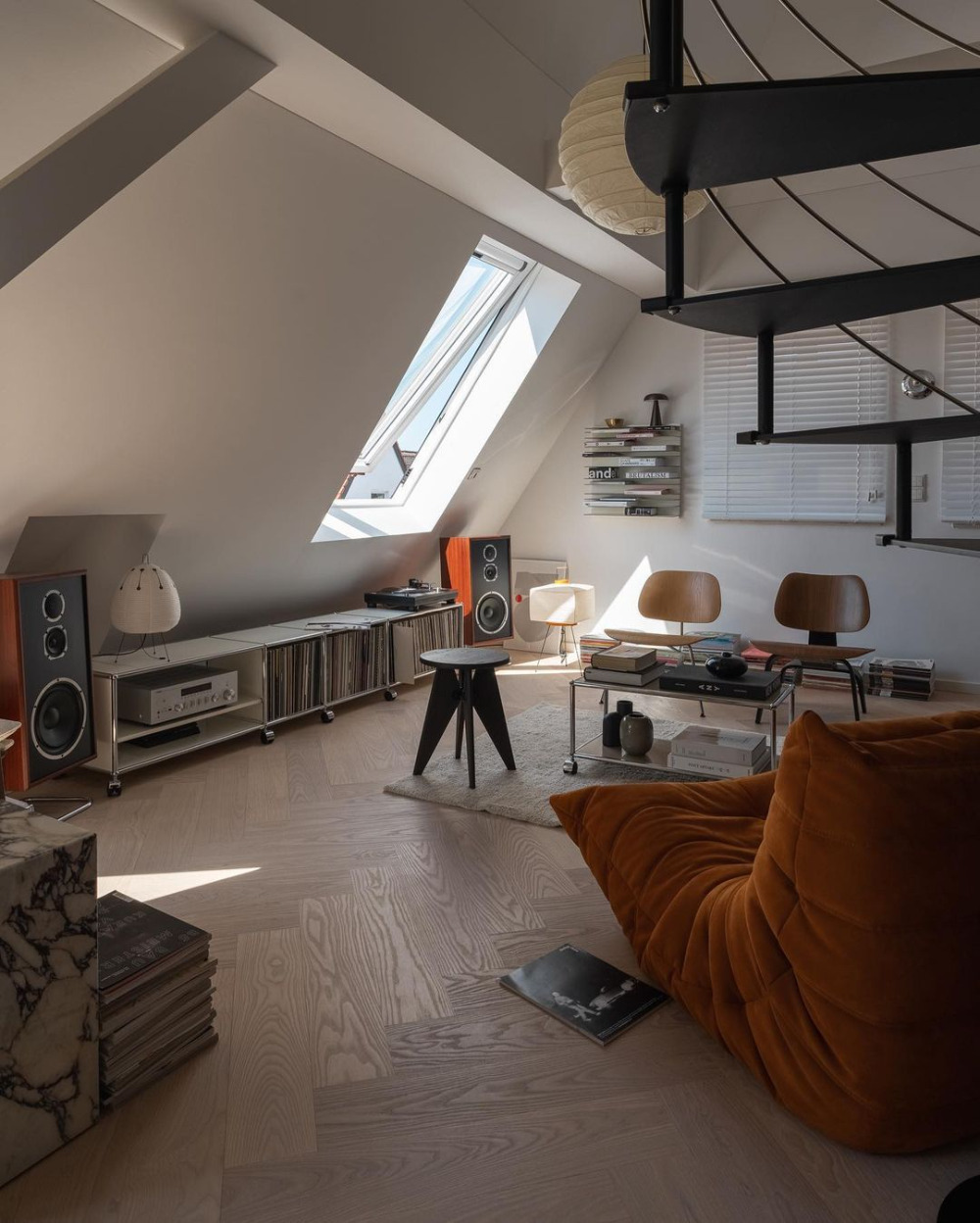 1000x1248, 250 Kb / интерьер, окно, лестница, кресло, колонки, стул, табурет, винил, пластинка, ламинат