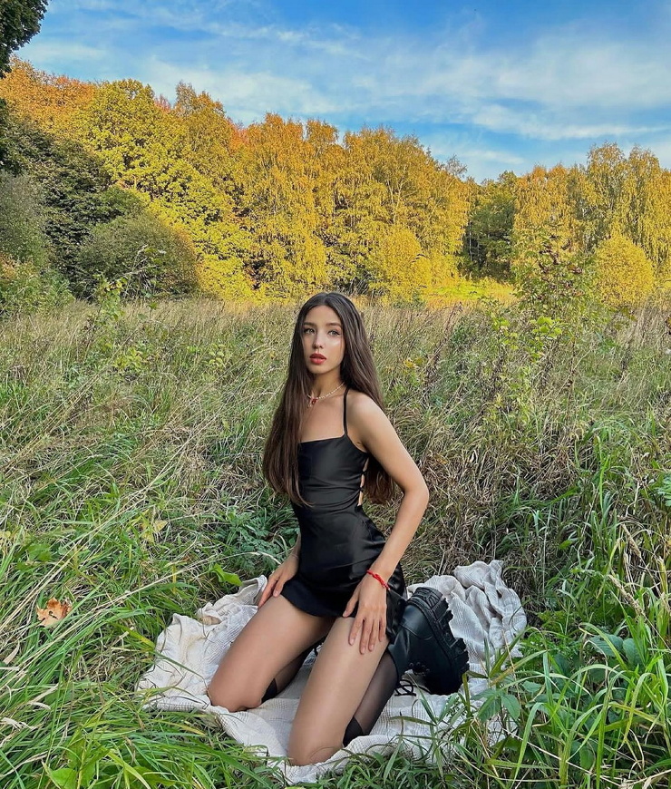 740x870, 437 Kb / шатенка, сидит, ботинки, платье, черное, лес, трава, Svetlana Rogova, Светлана Рогова, ABBY SWEET