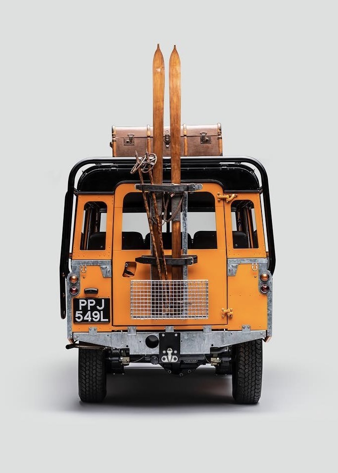 685x959, 96 Kb / автомобиль, классика, ретро, лыжи, чемодан, land rover defender