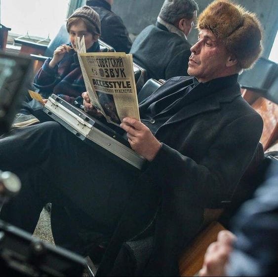 563x561, 42 Kb / Тилль Линдеман, газета, Советский звук, пальто, шапка, кейс