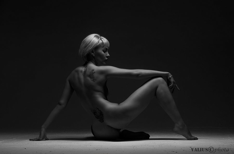 900x594, 33 Kb / женщина, блондинка, тату, браслет, ч/б