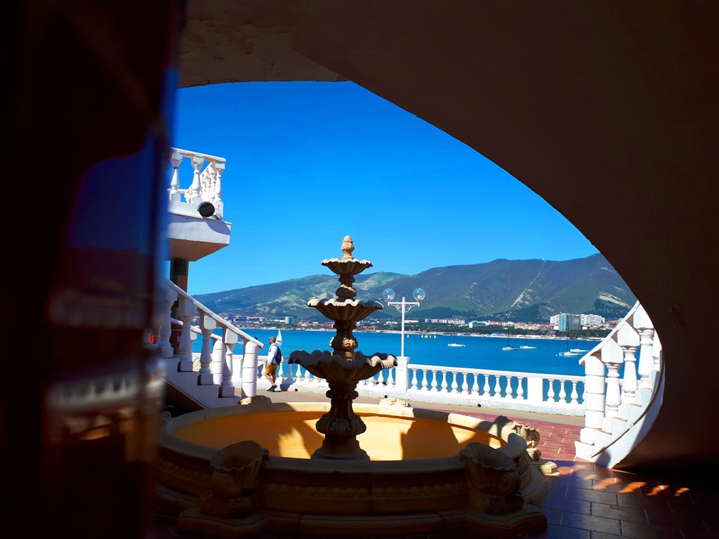 1024x768, 227 Kb / фонтан,лестница,набережная,лодки,свет