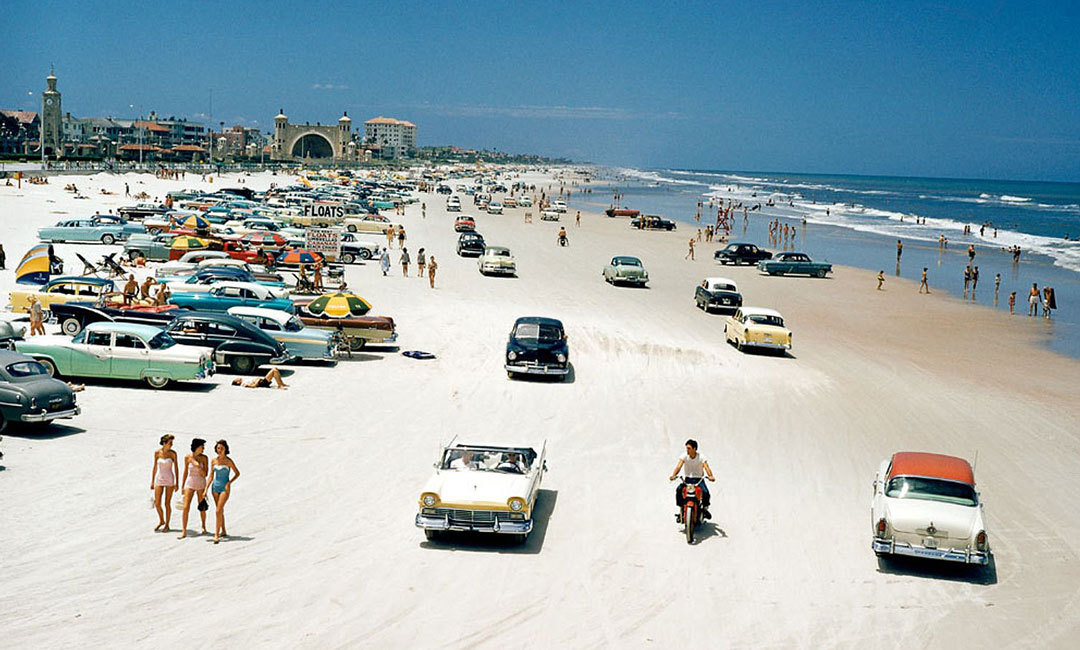 1080x650, 174 Kb / Пляж, ретро, мотоцикл, США, автомобиль