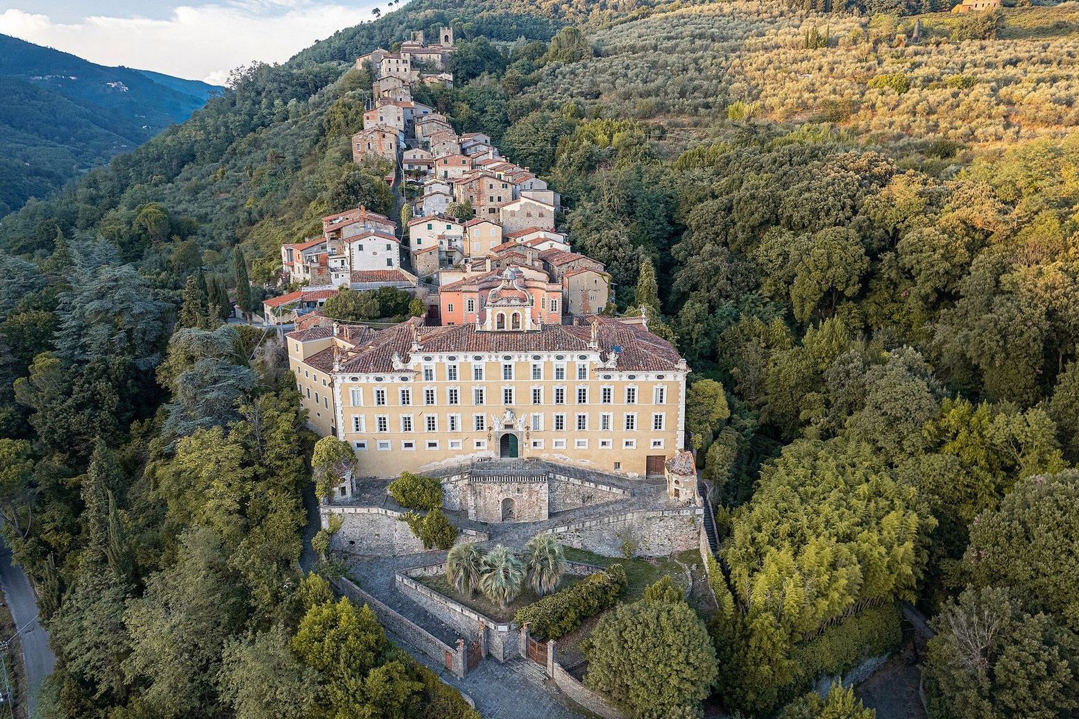 1555x1036, 606 Kb / Италия, Тоскана, Коллоди, горы, архитектура, лес