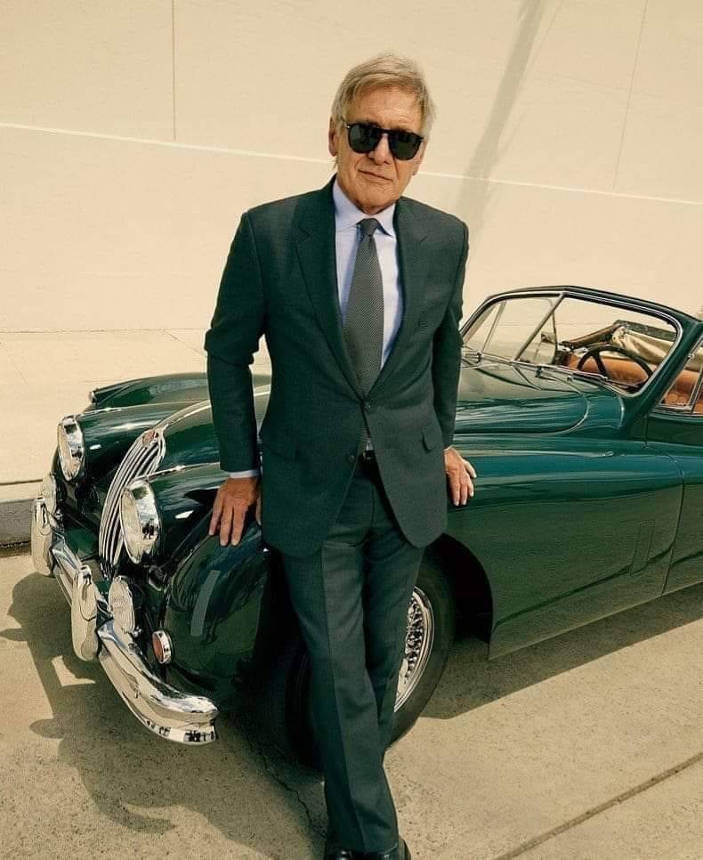 790x966, 81 Kb / автомобиль, классика, ретро, Harrison Ford, Jaguar XK140, очки, пиджак, костюм, галстук