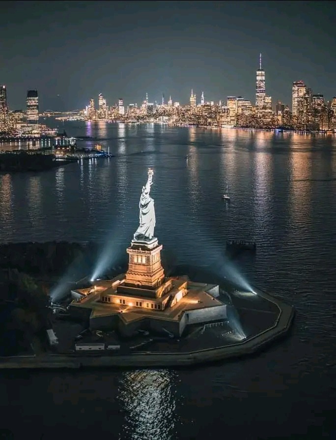 684x895, 129 Kb / New York, США, статуя свободы