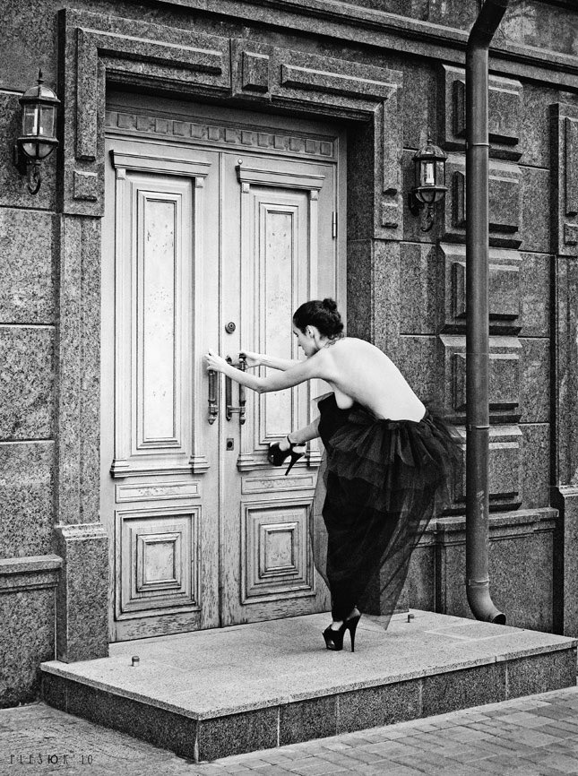 645x866, 245 Kb / дверь, девушка, туфли, топлесс, ч/б