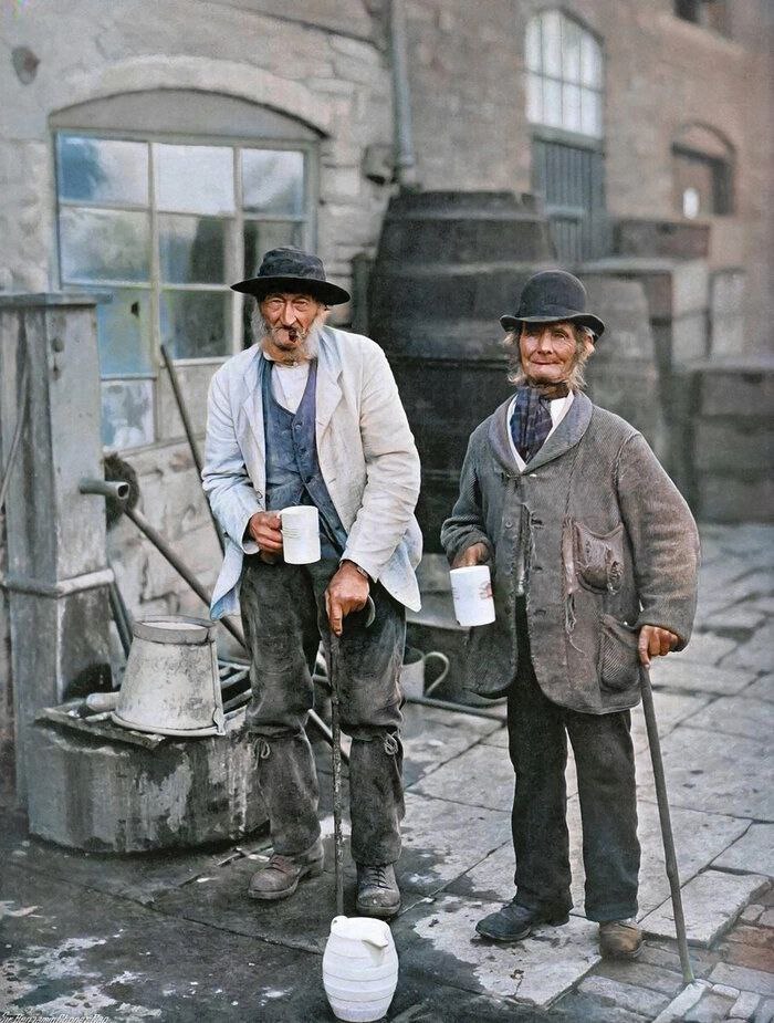 700x925, 147 Kb / Друзья, кружка, пиджак, трость, шляпа, ведро, сигара, Англия, джентльмены