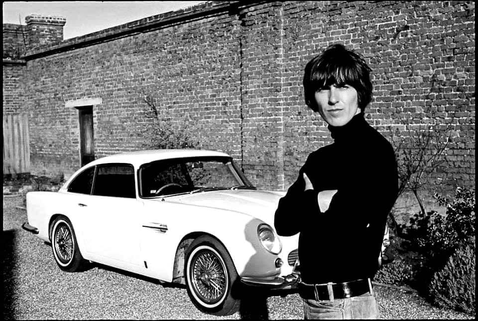 960x644, 113 Kb / автомобиль, классика, ретро, ч/б, George Harrison, Aston Martin, стена, кирпич, битлз, Beatles