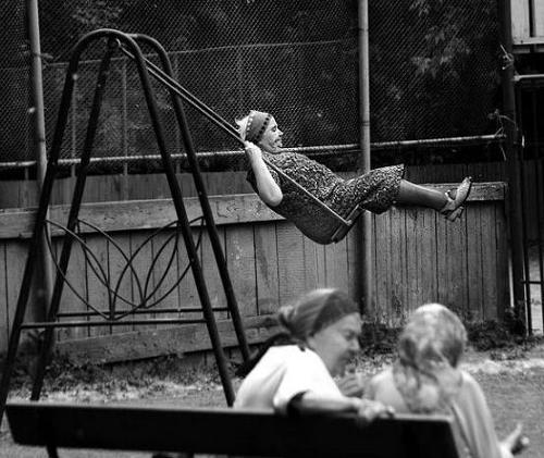 500x421, 43 Kb / бабки, качели
