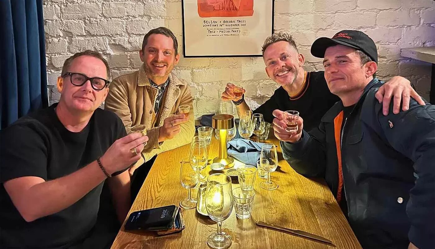 1400x800, 241 Kb / властелин колец, братва и кольцо, Толкин, стол, бокал, Элайджа Вуд, хоббит, Фродо, Сэм, Мэрри, Пин, эльф