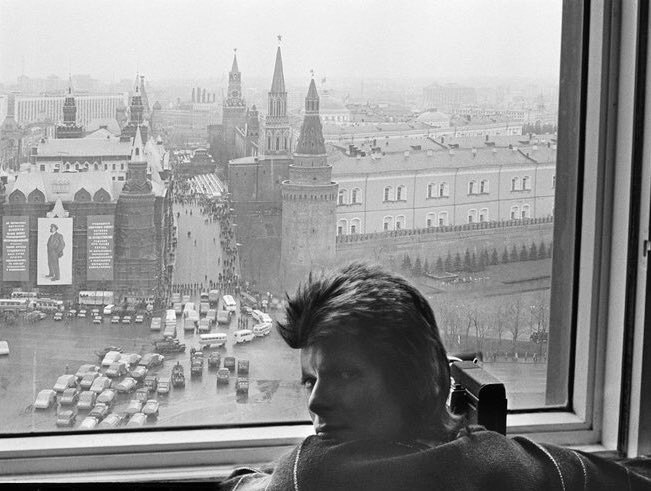 651x491, 66 Kb / Дэвид Боуи, гостиница, Москва, СССР, ч/б, окно