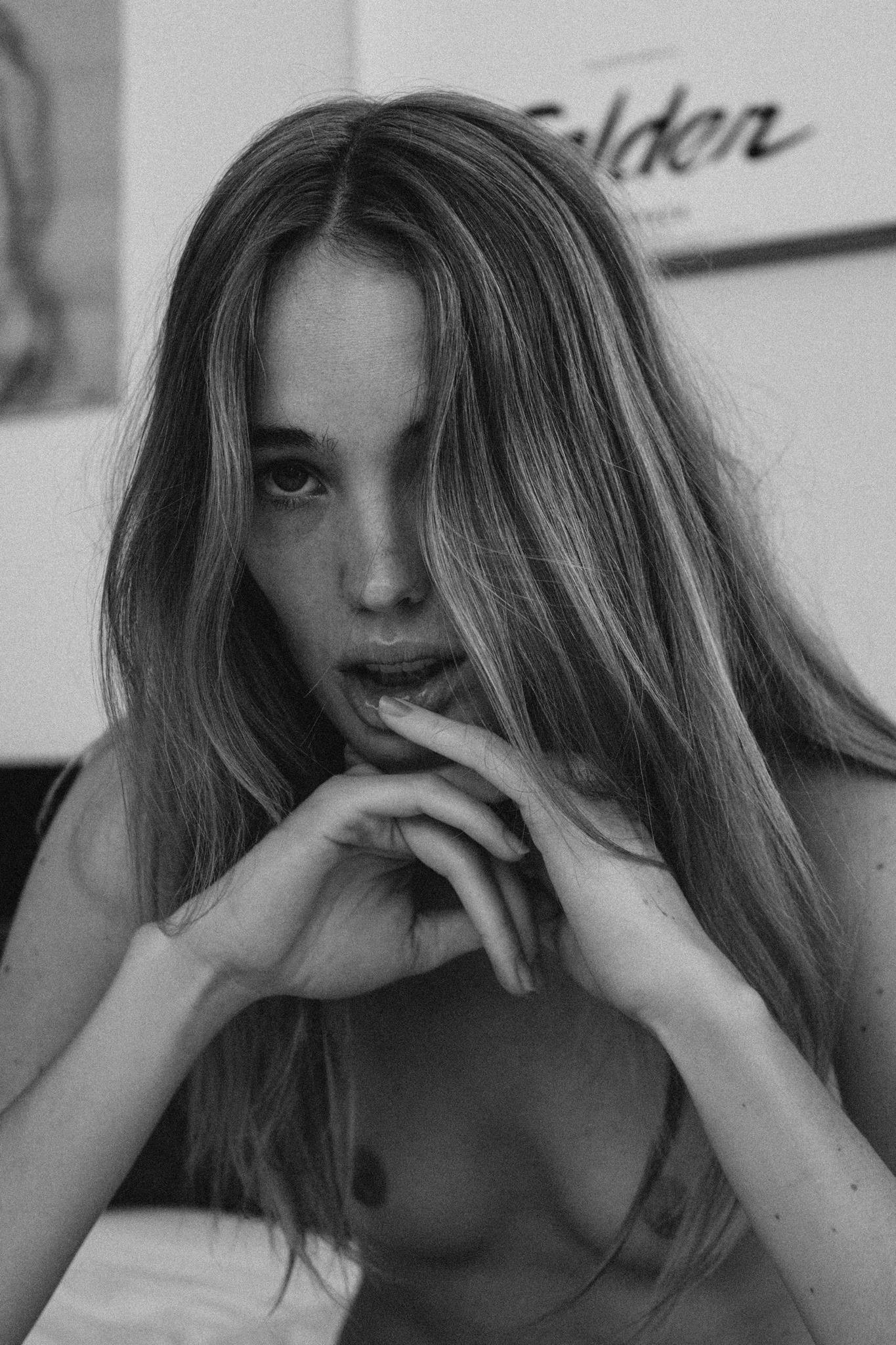 1365x2048, 451 Kb / Ema Mckie, ч/б, голая, родинки