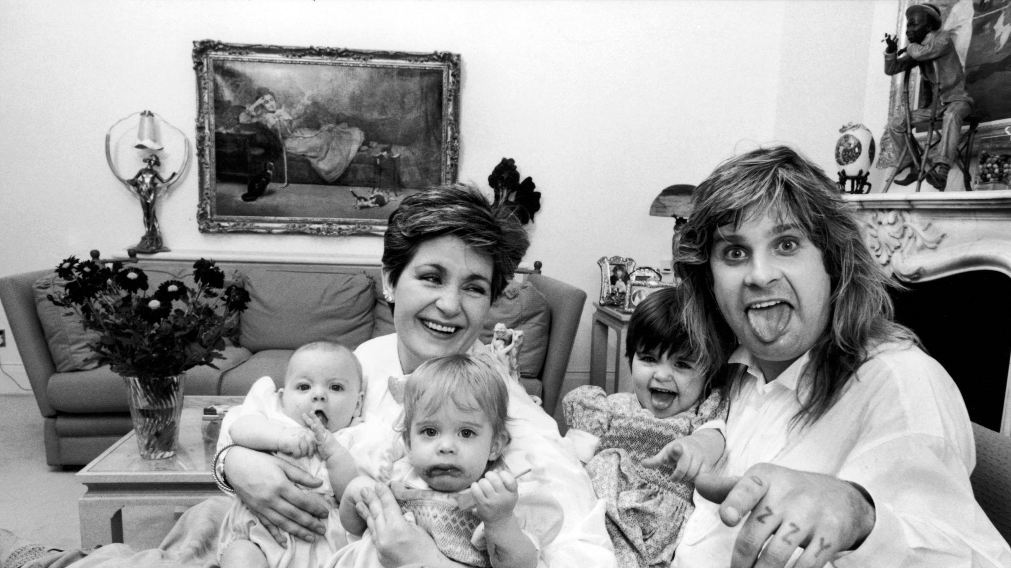 2048x1152, 308 Kb / Оззи Осборн, ч/б, картина, камин, диван, цветы