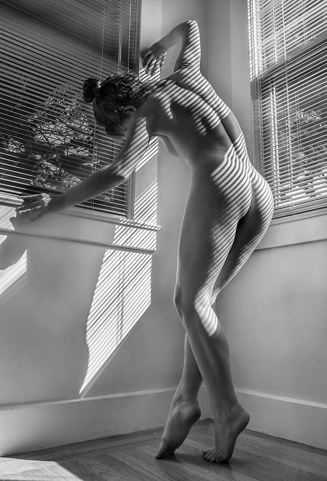 1090x1600, 368 Kb / ч/б, голая, тень, свет, попа, окно, жалюзи